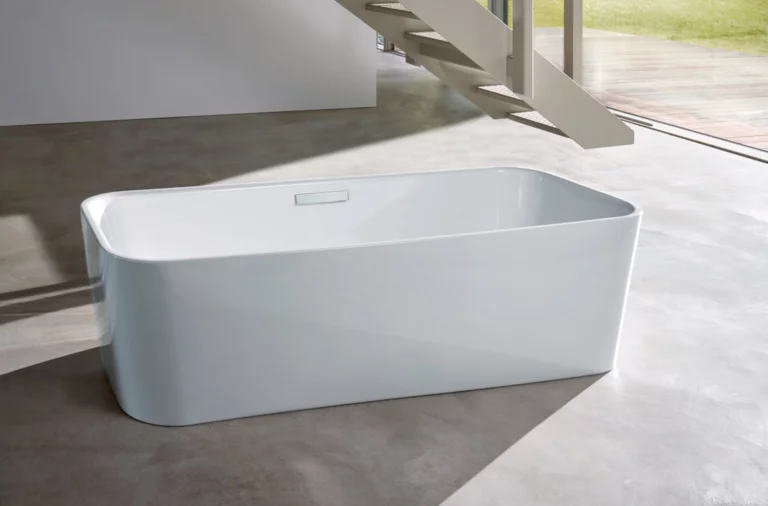Отдельностоящая прямоугольная ванна из стальной эмали с закруглёнными углами на светлом полу.