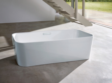 Отдельностоящая прямоугольная ванна из стальной эмали с закруглёнными углами на светлом полу.