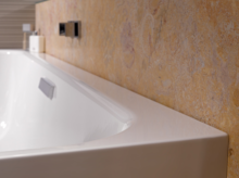 Rechteckige Badewanne aus Stahl-Email, eingepasst an Wand mit beigefarbener Fliesenoptik, modernes Design.