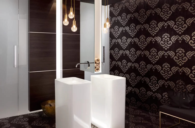 现代浴室中两台独立矩形搪瓷钢洗手盆，背景为花纹墙和吊灯