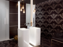 现代浴室中两台独立矩形搪瓷钢洗手盆，背景为花纹墙和吊灯