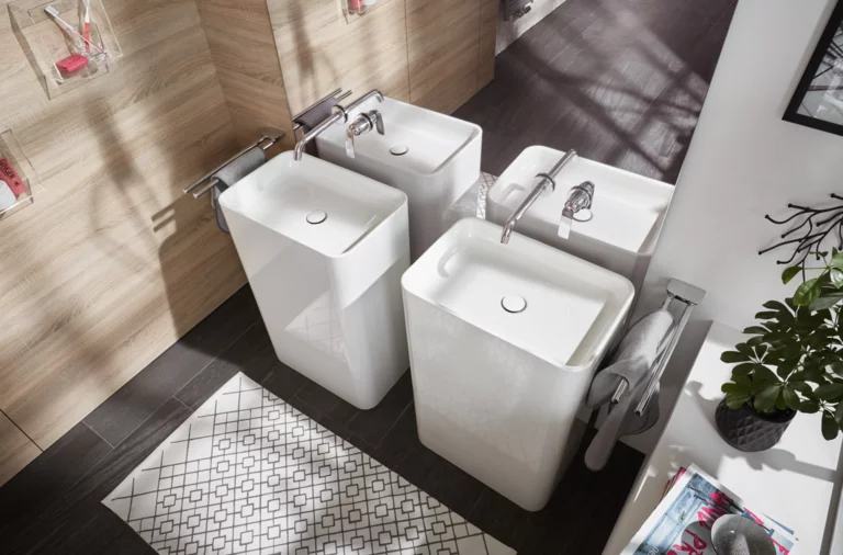 Vier freistehende, rechteckige Waschbecken aus Stahl-Email in modernem Badezimmer mit Wandarmaturen.