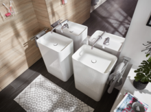 Vier freistehende, rechteckige Waschbecken aus Stahl-Email in modernem Badezimmer mit Wandarmaturen.