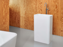 Freistehendes rechteckiges Waschbecken und rechteckige Badewanne aus Stahl-Email in modernem Badezimmer mit Holzverkleidung.