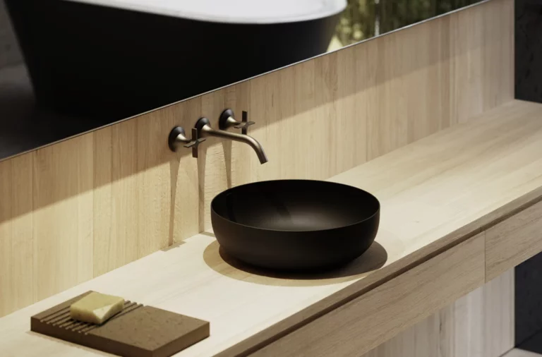 Schwarzer, runder Aufsatzwaschtisch auf heller Holzplatte mit Wandarmatur und Seifenablage im modernen Badezimmer.