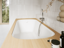 Helles Bad mit eingelassener Badewanne, weißer Innenfläche, beiger Einfassung, Fenster, Armatur und Pflegeprodukten.