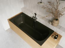 Aufsicht auf helles Bad mit rechteckiger Badewanne, dunkler Innenfläche, beiger Einfassung, Armatur und Vase.