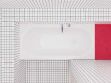Weiße, eingebaute Badewanne in einem Raum mit kleinkarierten weißen Fliesen und rotem Ablagebereich am Kopfende.