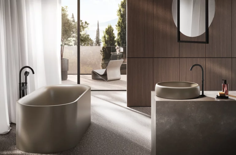 Vrijstaand ovaal bad en ronde wastafel van staal-email op rechthoekig inbouwelement in moderne badkamer.