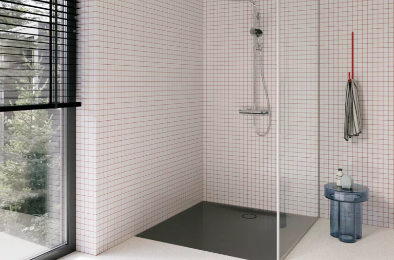 Moderne Dusche mit weiß gefliesten Wänden, dunkler Duschwanne aus glasiertem Titan-Stahl und großem Fenster.