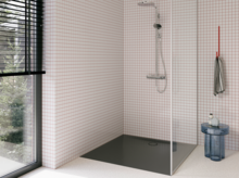 Moderne Dusche mit weiß gefliesten Wänden, dunkler Duschwanne aus glasiertem Titan-Stahl und großem Fenster.