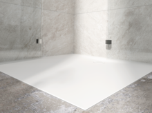 Ecke Duschwanne aus Stahl-Email, quadratische Form, ebenerdig eingebaut, umgeben von Glaswänden und Fliesenboden.