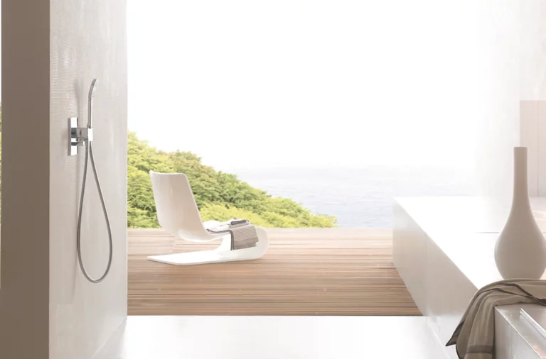 Barrierefreier Duschbereich mit rechteckiger Stahl-Email-Duschwanne, minimalistischem Design und Blick auf Terrasse und Natur.