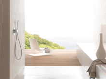 Barrierefreier Duschbereich mit rechteckiger Stahl-Email-Duschwanne, minimalistischem Design und Blick auf Terrasse und Natur.