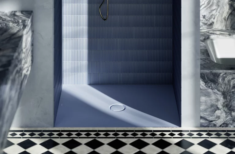 Zona de ducha con plato azul claro, azulejos de pared azules estriados y suelo con baldosas en blanco y negro.