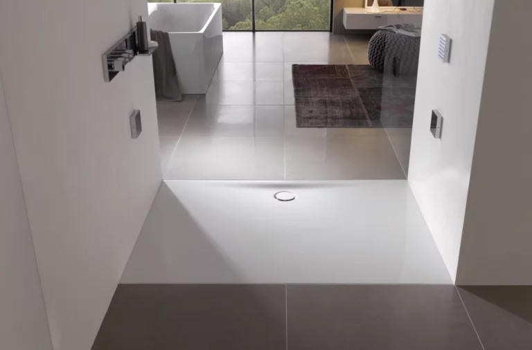 Прямоугольный душевой поддон из стальной эмали, вровень с полом, с центральным сливом в современной ванной.