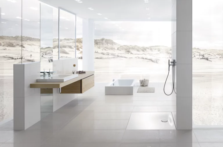 Modernes Badezimmer mit rechteckiger Stahl-Email-Badewanne, quadratischer Duschfläche und Waschbecken auf Einbauplatte.
