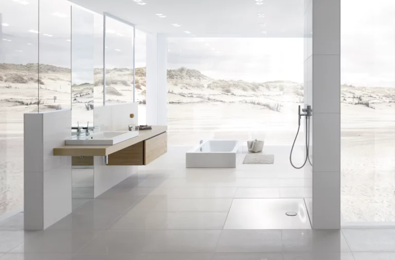 Modernes Badezimmer mit rechteckiger Stahl-Email-Badewanne, quadratischer Duschfläche und Waschbecken auf Einbauplatte.