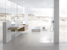 Современная ванная с прямоугольной стальной эмалированной ванной, квадратным душевым поддоном и раковиной на встроенной панели.