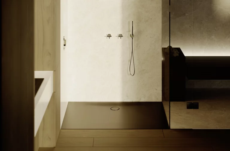 Тёмный душевой поддон в контрастной душевой зоне со светлой стеновой отделкой и стильной подсветкой.