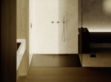 Тёмный душевой поддон в контрастной душевой зоне со светлой стеновой отделкой и стильной подсветкой.