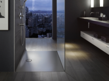 Безбарьерная душевая зона с прямоугольным стальным эмалированным поддоном и современной раковиной на встроенной панели в тёмной ванной.