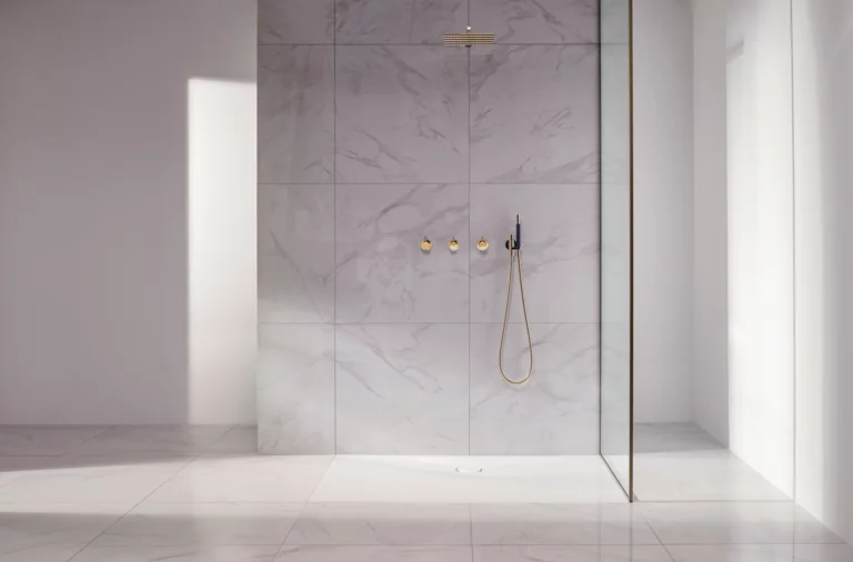 Русский: Прямоугольный душевой поддон из стальной эмали с мраморной плиткой, золотым смесителем и стеклянной перегородкой.