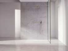 Русский: Прямоугольный душевой поддон из стальной эмали с мраморной плиткой, золотым смесителем и стеклянной перегородкой.