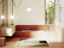 Moderne badkamer met ingebouwd bad, witte douchebak, glazen douchewand, wastafelmeubel en tapijt voor hoog raam.