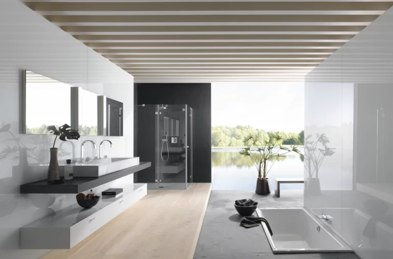 Modernes Bad mit rechteckiger Stahl-Email-Badewanne, Doppelwaschbecken auf Einbauplatte und bodengleicher Dusche.