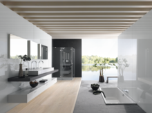 Modernes Bad mit rechteckiger Stahl-Email-Badewanne, Doppelwaschbecken auf Einbauplatte und bodengleicher Dusche.