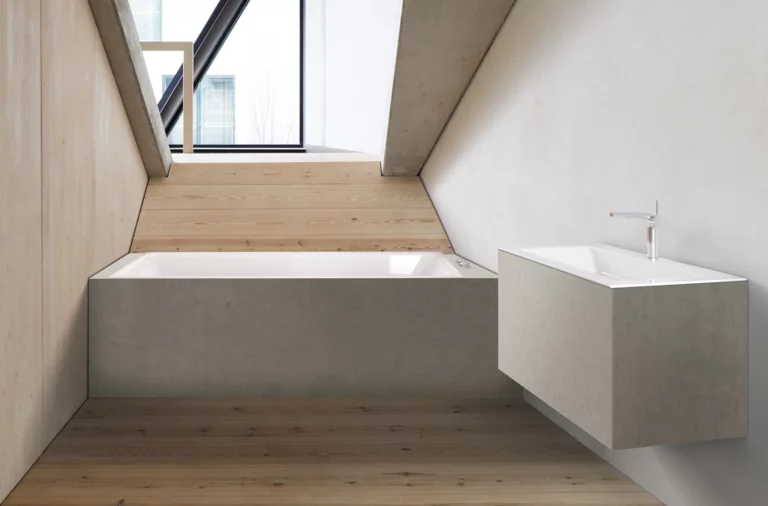 Rechteckige Badewanne und eckiges Waschbecken aus Stahl-Email, Waschbecken auf Einbauplatte, modernes Badezimmer unterm Fenster.