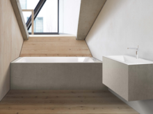 Rechteckige Badewanne und eckiges Waschbecken aus Stahl-Email, Waschbecken auf Einbauplatte, modernes Badezimmer unterm Fenster.