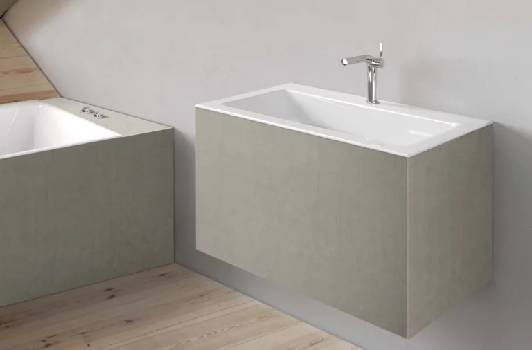 Rechteckiges Waschbecken aus Stahl-Email in Einbauplatte, daneben rechteckige Badewanne aus Stahl-Email, modernes Design.