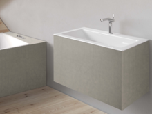 Rechteckiges Waschbecken aus Stahl-Email in Einbauplatte, daneben rechteckige Badewanne aus Stahl-Email, modernes Design.