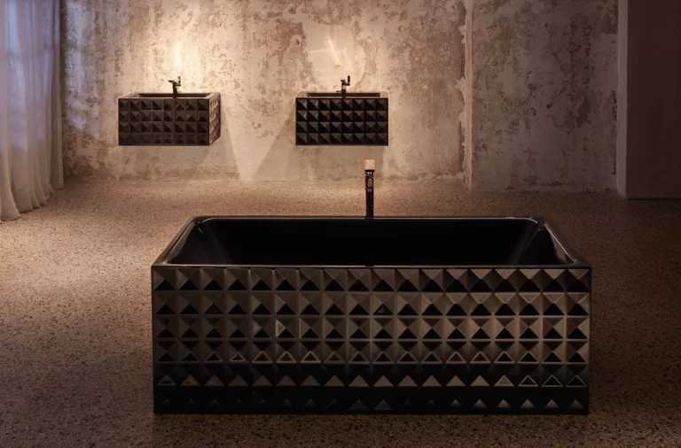 Rechthoekig bad en wandwastafel van staal-email met piramide-structuur, moderne industriële stijl, ruwe achtergrond.