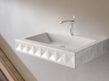 Прямоугольная стальная эмалированная раковина с геометрическим фасадом, на монтажной панели, настенное крепление, один смеситель, современный вид.