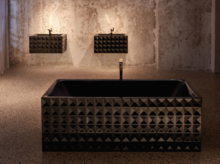 Bañera rectangular y lavabo mural de acero esmaltado con estructura piramidal, estilo industrial moderno, fondo rugoso.