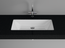 Прямоугольная белая стальная эмалированная раковина, встроена в черную столешницу, современный смеситель сверху.