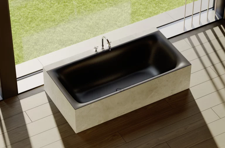 Einbaubadewanne mit dunklem Innenbereich und heller Verkleidung, vor bodentiefem Fenster mit Blick ins Grüne.