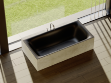 Einbaubadewanne mit dunklem Innenbereich und heller Verkleidung, vor bodentiefem Fenster mit Blick ins Grüne.