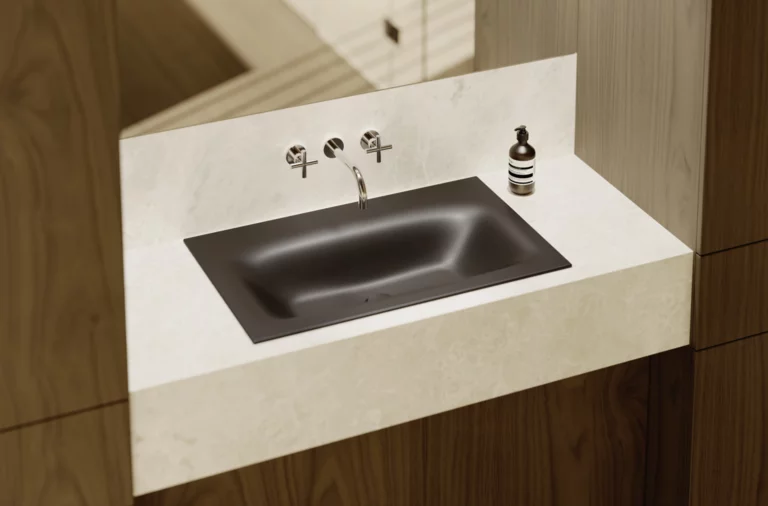 Современная матовая чёрная раковина в светлой консоли с настенным смесителем, окружена деревянными поверхностями.