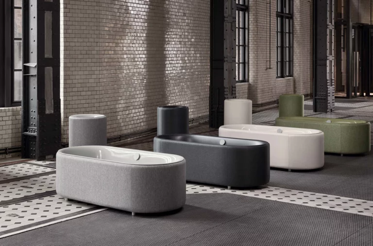 多款独立椭圆形钢瓷浴缸，外观多色，置于工业风室内。