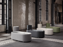 Ovale stalen emaille wastafel op inbouwblad, diverse kleuren, modern design, in grote, lichte ruimte.