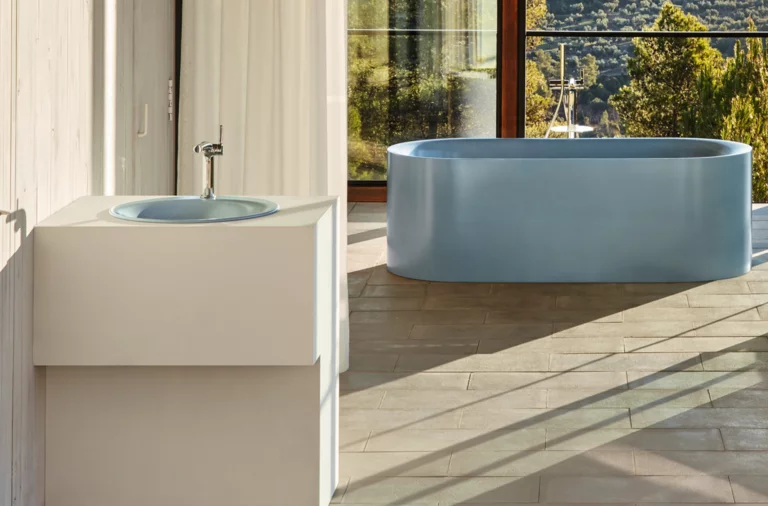 Modern badkamer met ovale stalen emaille badkuip en rond wastafel van staal-emaille in inbouwblad.