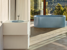 Modern badkamer met ovale stalen emaille badkuip en rond wastafel van staal-emaille in inbouwblad.