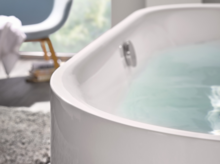 钢搪瓷圆形浴缸盛满水，边缘特写，现代浴室环境