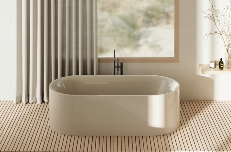 Freistehende, ovale Badewanne vor großem Fenster mit Vorhängen; schwarzer Standarmatur, warmes Tageslicht, minimalistisch.