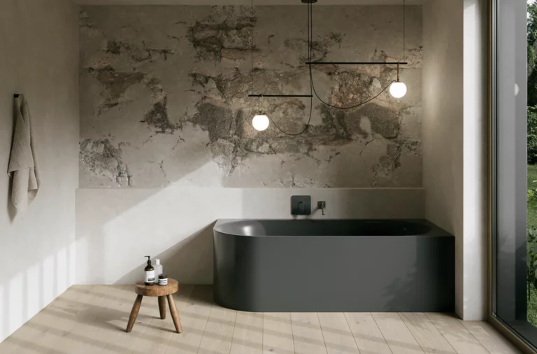 Minimalistisches Bad mit dunkler freistehender Badewanne, Natursteinwand, Hocker und großen Fenstern.