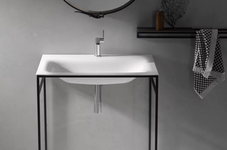 Rechteckiges Waschbecken aus Stahl-Email auf Einbauplatte, mit modernem Untergestell, Einzelwaschplatz, minimalistisches Design.
